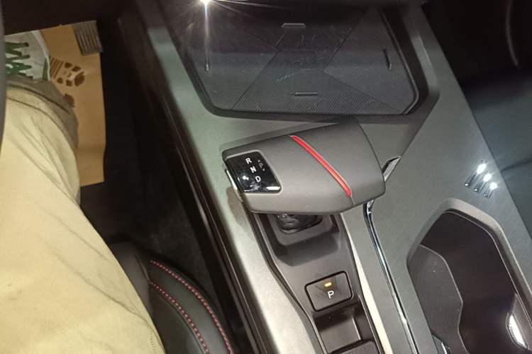 Used CHANGAN X5 PLUS 2024 1.5T DCT ZhiZun Version Gear Lever