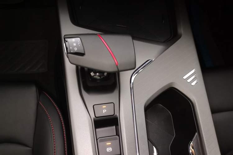 Used CHANGAN X5 PLUS 2024 1.5T DCT ZhiZun Version Gear Lever
