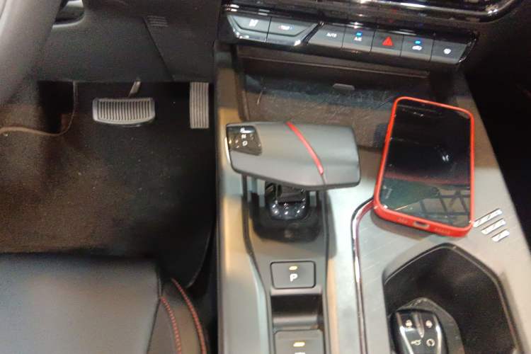 Used CHANGAN X5 PLUS 2024 1.5T DCT ZhiZun Version Gear Lever