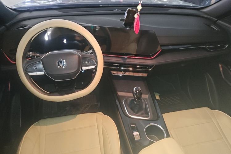 Used CHANGAN X5 PLUS 2026 Model, Second Generation, 1.5L MT Luxury Edition Center Console