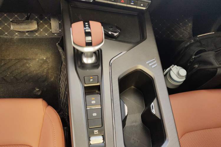 Used CHANGAN X5 PLUS 2026 Model, Second Generation, 1.5T Transcendence PRO Gear Lever
