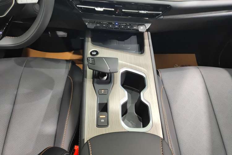 Used CHANGAN X7 PLUS 2024 1.5T Automatic Luxury 7-Seater Gear Lever