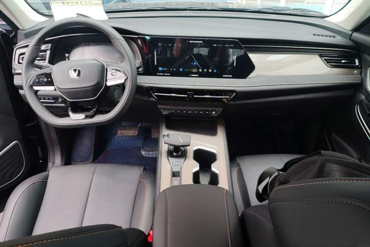 Used CHANGAN X7 PLUS 2024 1.5T Automatic Luxury Edition 5 Seats Center Console