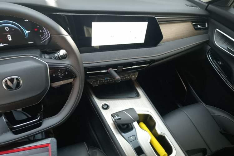 Used CHANGAN X7 PLUS 2024 1.5T Automatic Prestige 7-Seater Audio And AC Panel