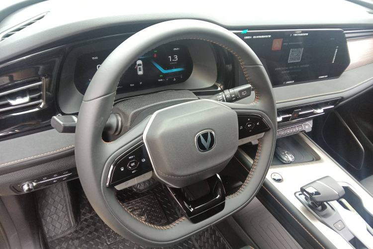Used CHANGAN X7 PLUS 2024 1.5T Automatic Luxury 7-Seater Center Console