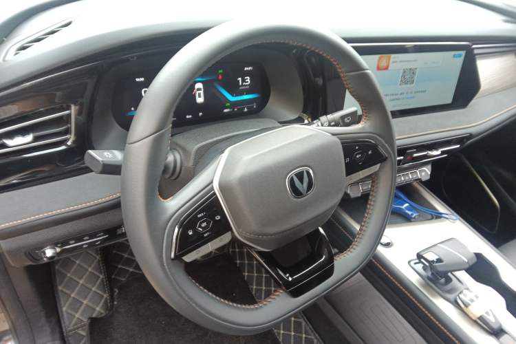 Used CHANGAN X7 PLUS 2024 1.5T Automatic Luxury 7-Seater Center Console