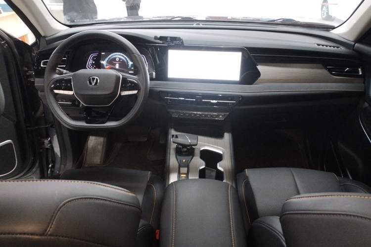 Used CHANGAN X7 PLUS 2024 1.5T Automatic Prestige 7-Seater Center Console