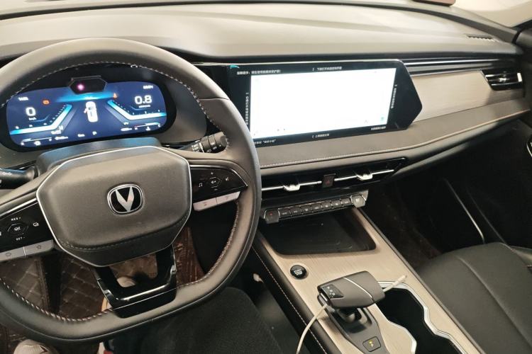 Used CHANGAN X7 PLUS 2024 1.5T Automatic Luxury 7-Seater Center Console