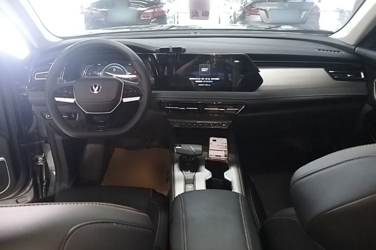 Used CHANGAN X7 PLUS 2024 1.5T Automatic Prestige 7-Seater Center Console