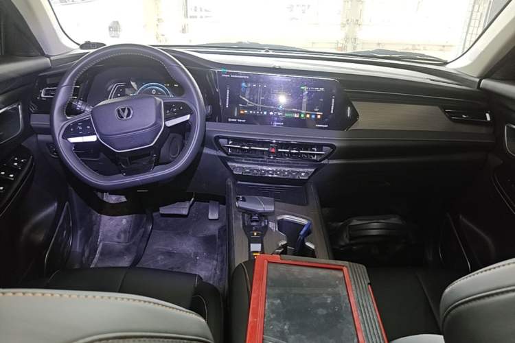 Used CHANGAN X7 PLUS 2024 1.5T Automatic Prestige 7-Seater Center Console