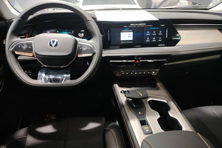 Used CHANGAN X7 PLUS 2024 1.5T Automatic Luxury 7-Seater Center Console