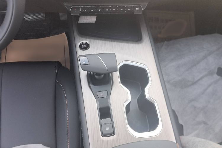 Used CHANGAN X7 PLUS 2024 1.5T Automatic Prestige 7-Seater Gear Lever