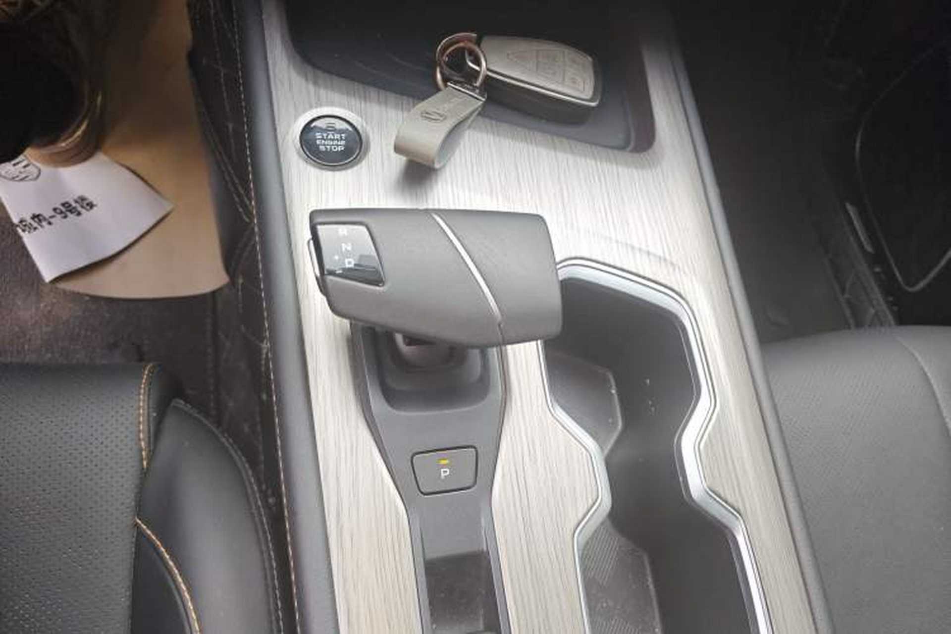Used CHANGAN X7 PLUS 2024 1.5T Automatic Prestige 7-Seater Gear Lever