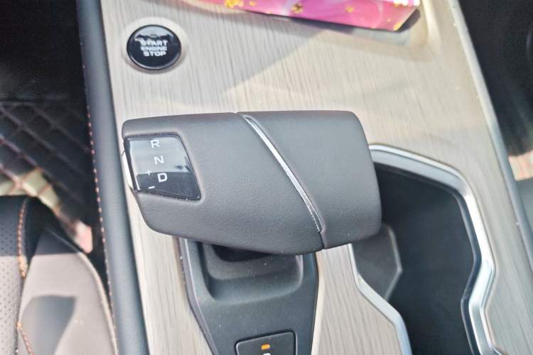 Used CHANGAN X7 PLUS 2024 1.5T Automatic Prestige 7-Seater Gear Lever