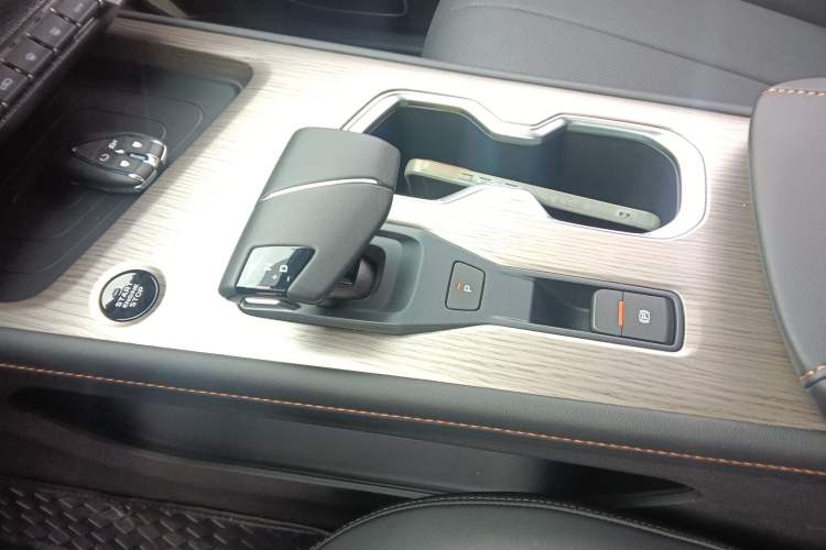 Used CHANGAN X7 PLUS 2024 1.5T Automatic Luxury 7-Seater Gear Lever