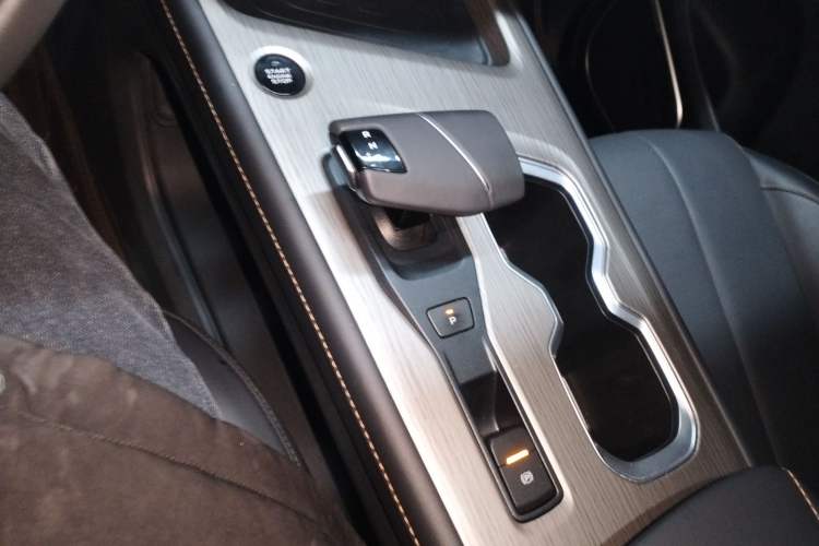 Used CHANGAN X7 PLUS 2024 1.5T Automatic Prestige 7-Seater Gear Lever