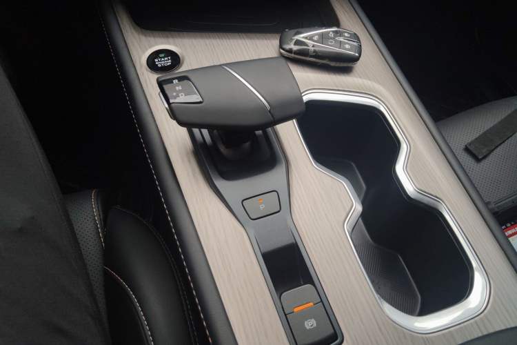 Used CHANGAN X7 PLUS 2024 1.5T Automatic Luxury 7-Seater Gear Lever