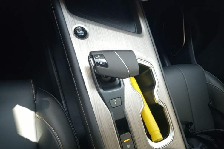 Used CHANGAN X7 PLUS 2024 1.5T Automatic Prestige 7-Seater Gear Lever
