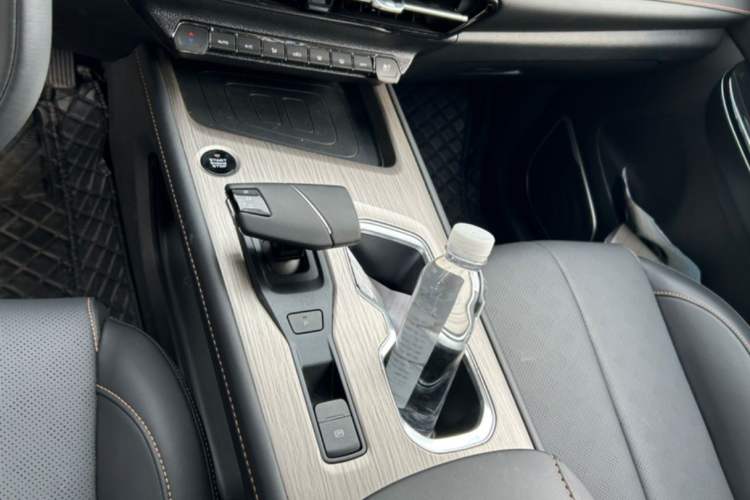 Used CHANGAN X7 PLUS 2024 1.5T Automatic Luxury 7-Seater Gear Lever