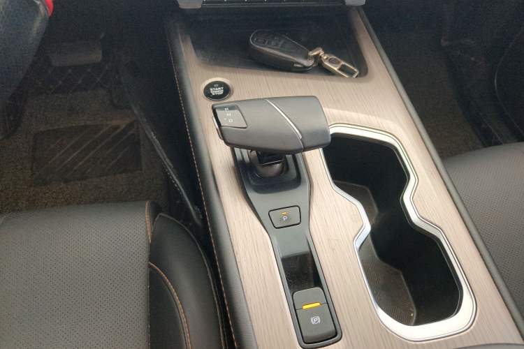 Used CHANGAN X7 PLUS 2024 1.5T Automatic Prestige 7-Seater Gear Lever