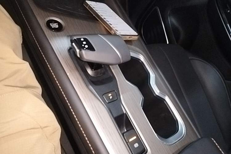 Used CHANGAN X7 PLUS 2024 1.5T Automatic Prestige 7-Seater Gear Lever