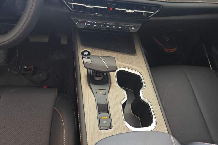 Used CHANGAN X7 PLUS 2024 1.5T Automatic Luxury 7-Seater Gear Lever
