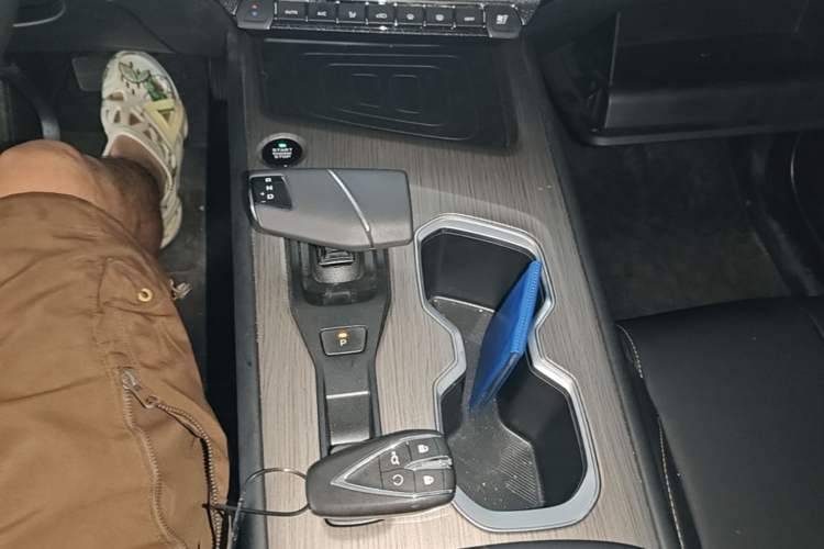 Used CHANGAN X7 PLUS 2024 1.5T Automatic Prestige 7-Seater Gear Lever
