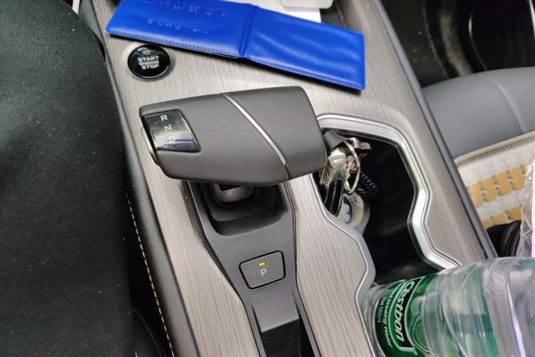 Used CHANGAN X7 PLUS 2024 1.5T Automatic Prestige 7-Seater Gear Lever