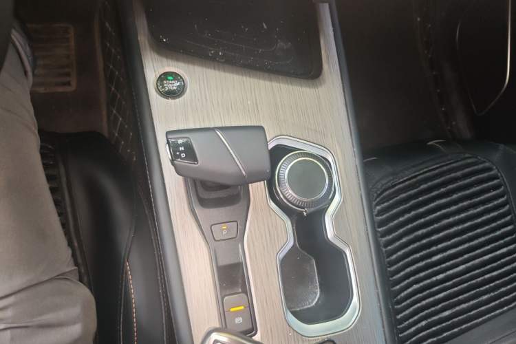 Used CHANGAN X7 PLUS 2024 1.5T Automatic Prestige 7-Seater Gear Lever