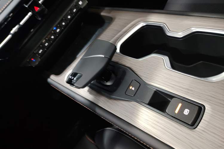 Used CHANGAN X7 PLUS 2024 1.5T Automatic Luxury 7-Seater Gear Lever