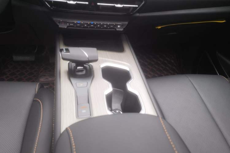 Used CHANGAN X7 PLUS 2024 1.5T Automatic Luxury 7-Seater Gear Lever