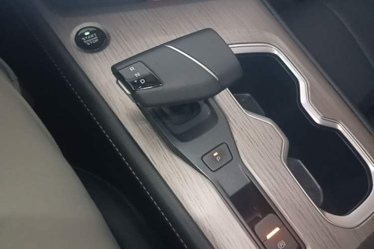 Used CHANGAN X7 PLUS 2024 1.5T Automatic Prestige 7-Seater Gear Lever