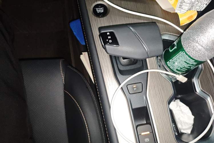 Used CHANGAN X7 PLUS 2024 1.5T Automatic Prestige 7-Seater Gear Lever