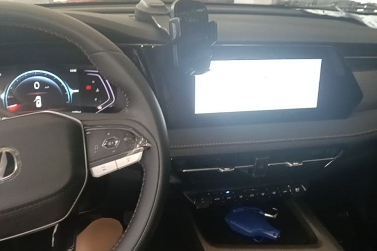 Used CHANGAN X7 PLUS 2024 1.5T Automatic Prestige 7-Seater Center Console