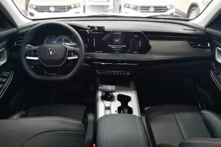Used CHANGAN X7 PLUS 2024 1.5T Automatic Luxury Edition 5 Seats Center Console