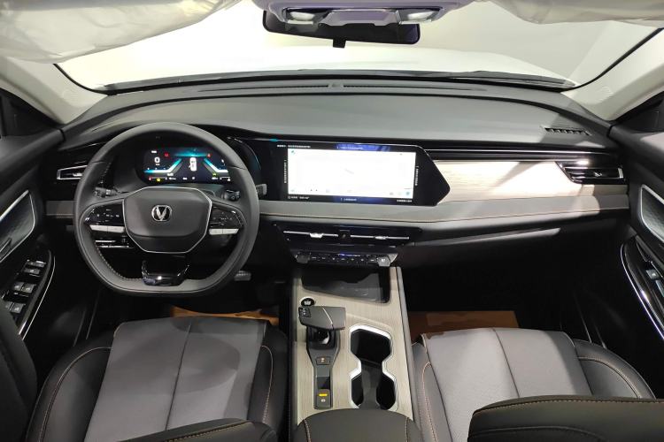 Used CHANGAN X7 PLUS 2024 1.5T Automatic Luxury 7-Seater Center Console