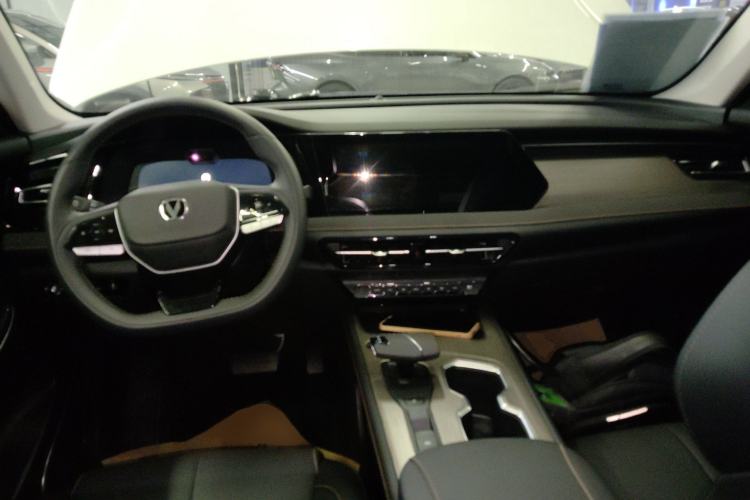 Used CHANGAN X7 PLUS 2024 1.5T Automatic Luxury 7-Seater Center Console