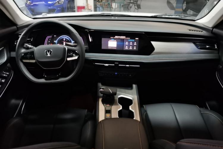 Used CHANGAN X7 PLUS 2024 1.5T Automatic Prestige 7-Seater Center Console