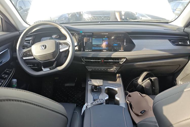 Used CHANGAN X7 PLUS 2024 1.5T Automatic Luxury 7-Seater Center Console