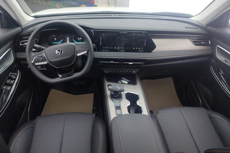 Used CHANGAN X7 PLUS 2024 1.5T Automatic Luxury 7-Seater Center Console