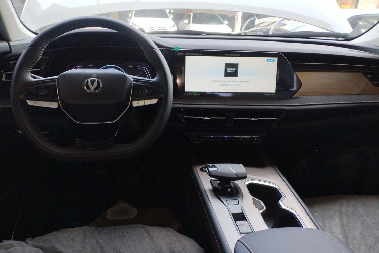 Used CHANGAN X7 PLUS 2024 1.5T Automatic Prestige 7-Seater Center Console