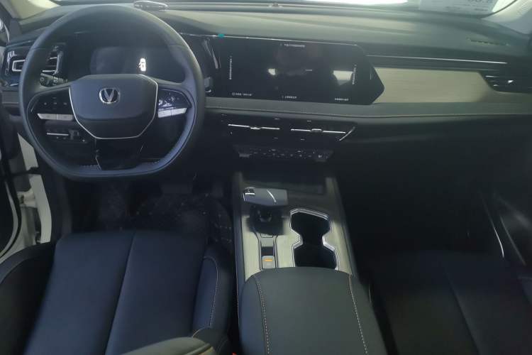 Used CHANGAN X7 PLUS 2024 1.5T Automatic Luxury 7-Seater Center Console