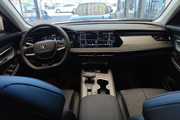 Used CHANGAN X7 PLUS 2024 1.5T Automatic Luxury 7-Seater Center Console