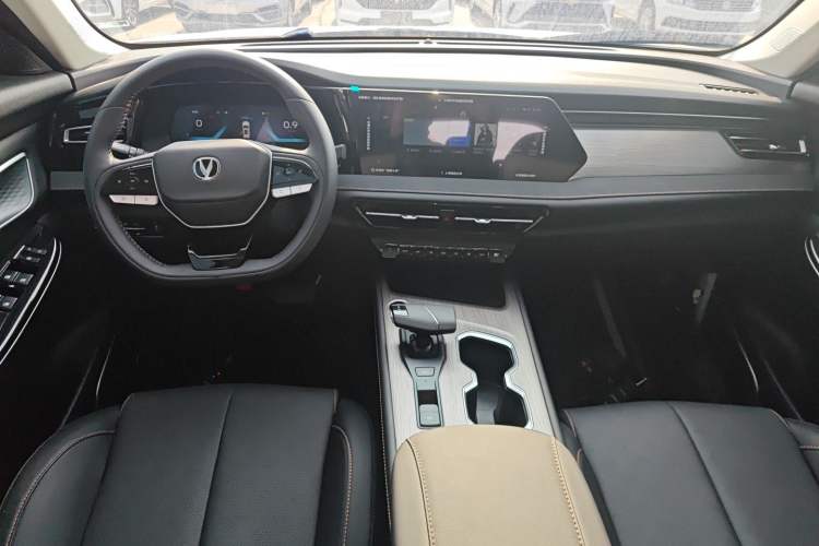Used CHANGAN X7 PLUS 2024 1.5T Automatic Luxury 7-Seater Center Console