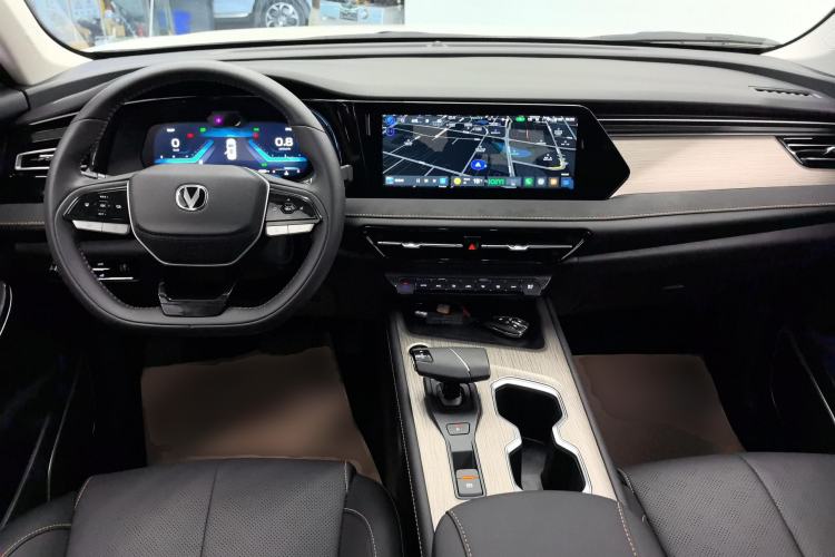 Used CHANGAN X7 PLUS 2024 1.5T Automatic Luxury 7-Seater Center Console