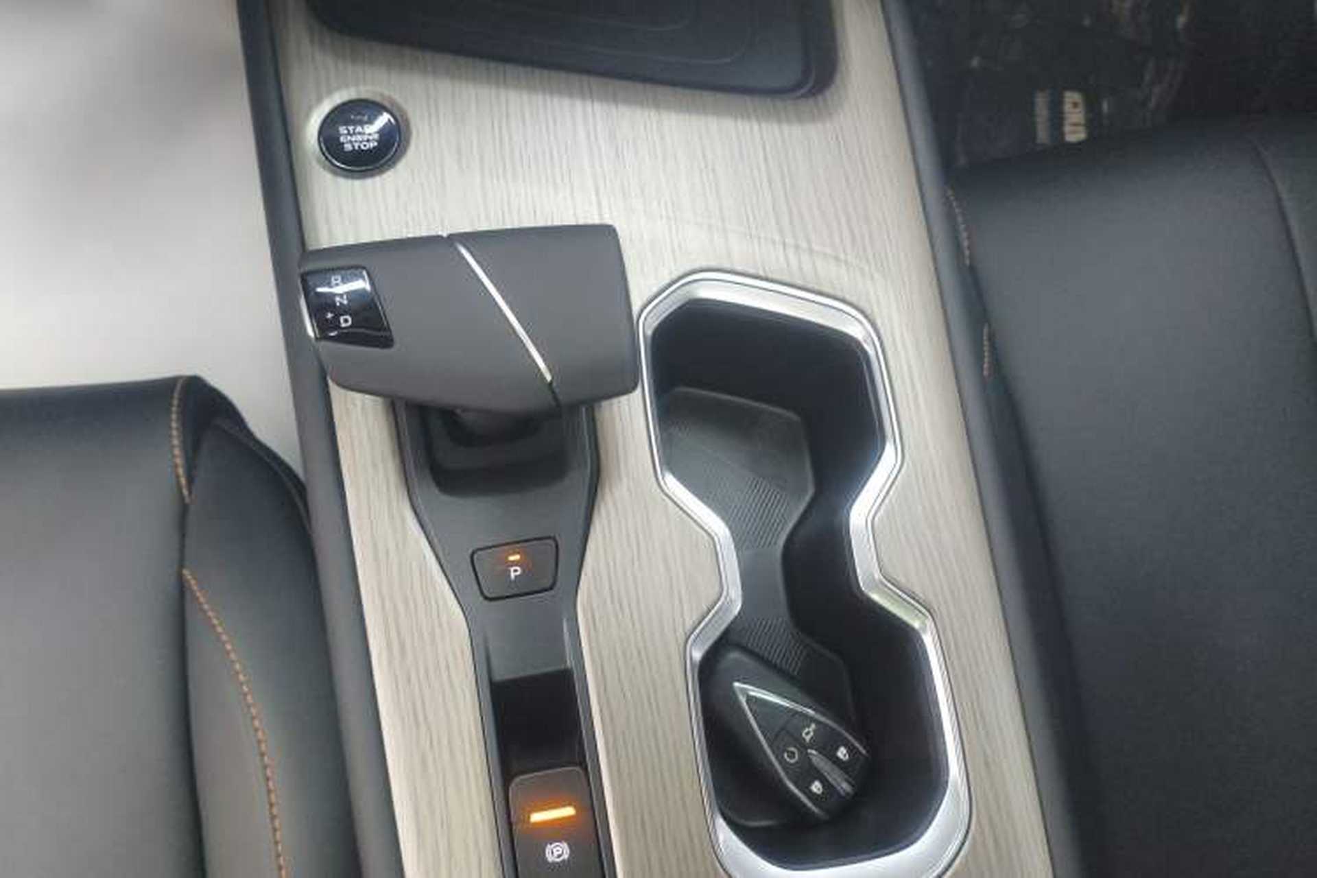Used CHANGAN X7 PLUS 2024 1.5T Automatic Prestige 7-Seater Gear Lever