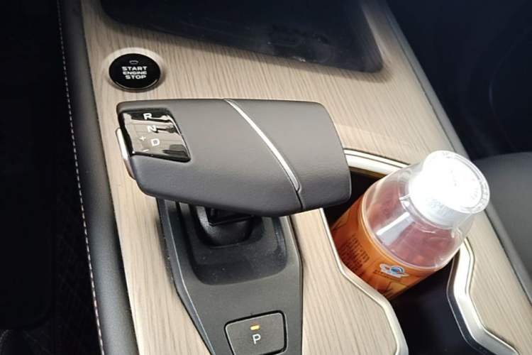 Used CHANGAN X7 PLUS 2024 1.5T Automatic Prestige 7-Seater Gear Lever