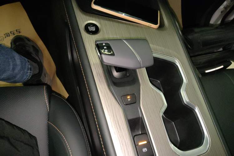 Used CHANGAN X7 PLUS 2024 1.5T Automatic Luxury 7-Seater Gear Lever