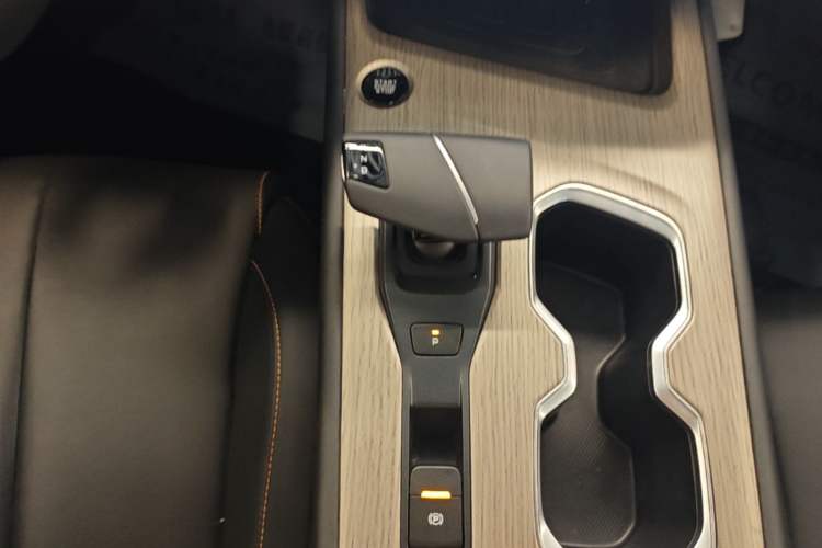 Used CHANGAN X7 PLUS 2024 1.5T Automatic Prestige 7-Seater Gear Lever