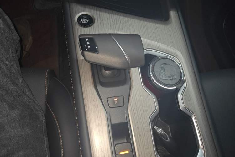 Used CHANGAN X7 PLUS 2024 1.5T Automatic Prestige 7-Seater Gear Lever